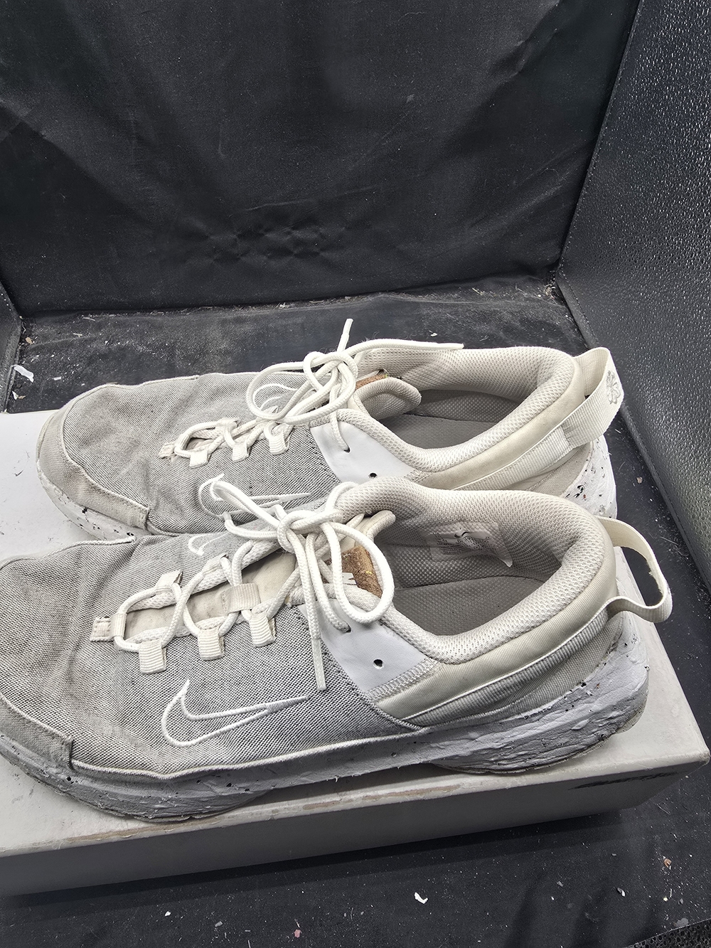 Nike‎ Men’s Gray and White Athletic Sneakers - Picture 3 of 8